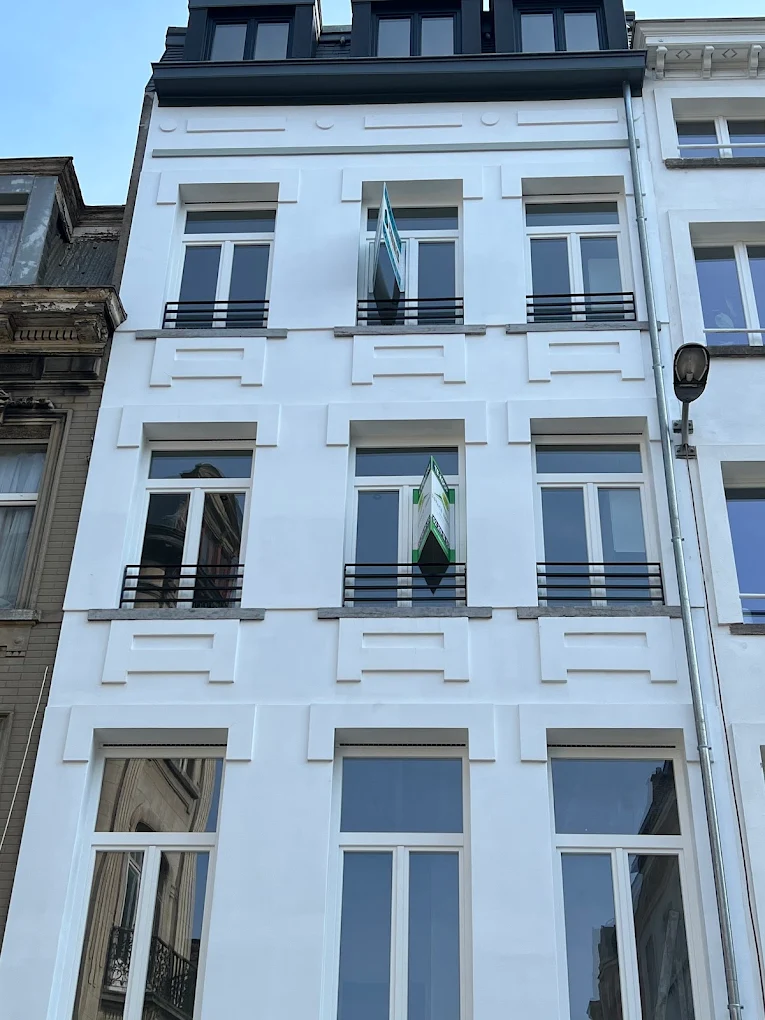 Immeuble haussmannien blanc rénové à Paris
