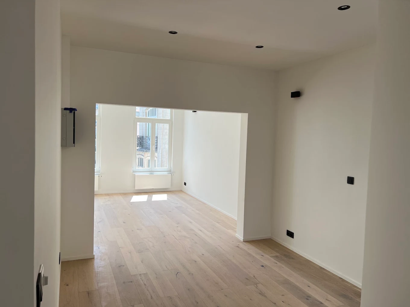 Intérieur rénové avec style épuré et lumineux