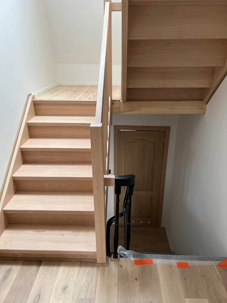 Escalier bois clair avec mezzanine aménagée