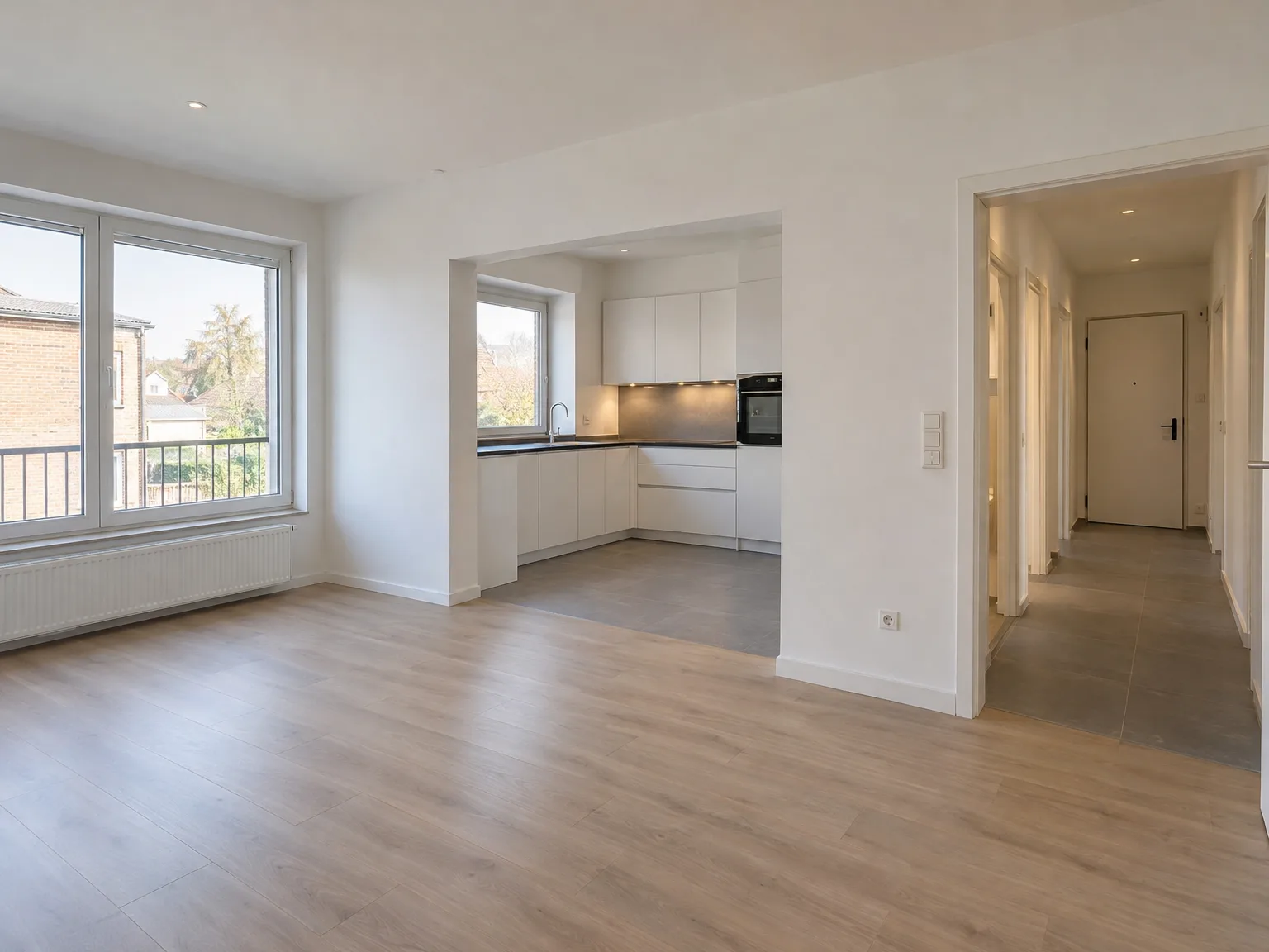 Rénovation d'appartement : cuisine moderne, peinture blanche, parquet et grandes fenêtres